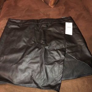 I’m selling a mini skirt